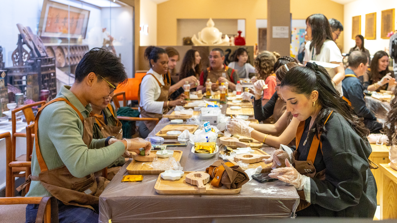 Young_Explorers_Dive_Into_Mooncake_Traditions_in_Beijing - News for amigos, by amigos Young_Explorers_Dive_Into_Mooncake_Traditions_in_Beijing