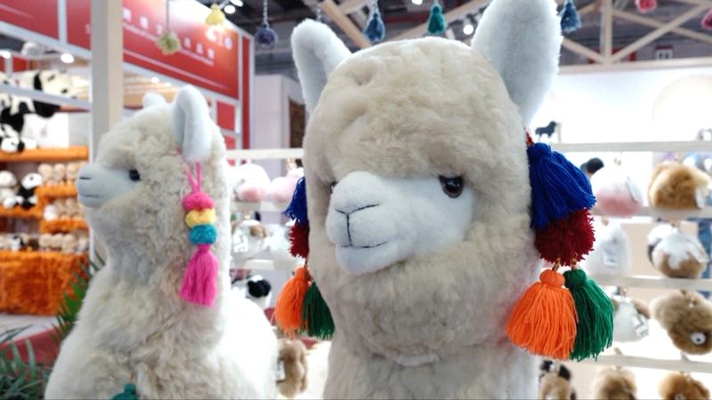 18FVT5EWV82FHT7C8CXL - News for amigos, by amigos Peruvian Alpaca Dolls 🦙 Steal the Show at CIIE Shanghai video poster