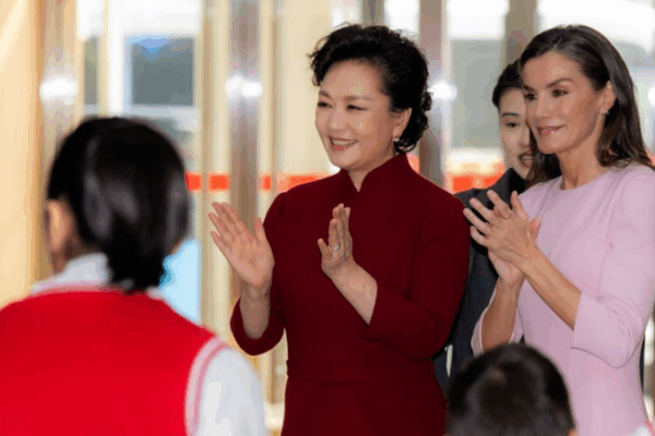 Peng Liyuan & Queen Letizia Empower Inclusive Services in Beijing 🤝 video poster