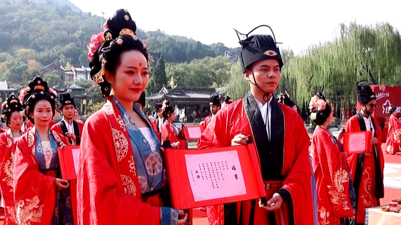 HEOJAWOF4K5OMEDHFZ68 - News for amigos, by amigos Global Couples Tie the Knot in Grand Hanfu Wedding in Xi’an video poster