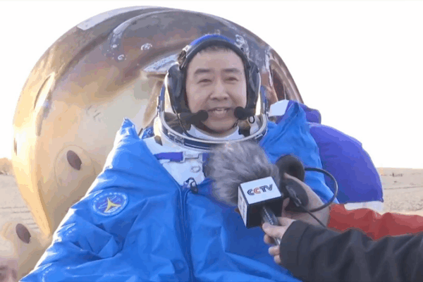 Shenzhou-20’s Chen Dong First Out of Return Capsule video poster