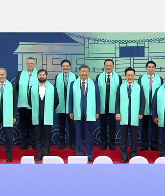 Xi Jinping’s 📸 Moment with APEC Economic Leaders in Gyeongju Xi Jinping's 📸 Moment with APEC Economic Leaders in Gyeongju video poster