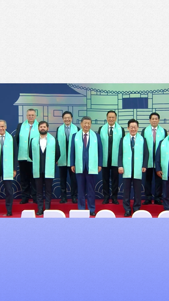 OCTUCON85TQEGP73HJLY - News for amigos, by amigos Xi Jinping's 📸 Moment with APEC Economic Leaders in Gyeongju video poster