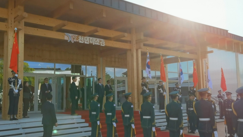 ROK_President_Lee_Jae_myung_Arrives_Early_at_Xi_Jinping_Welcome_Ceremony_poster - News for amigos, by amigos ROK_President_Lee_Jae_myung_Arrives_Early_at_Xi_Jinping_Welcome_Ceremony video poster