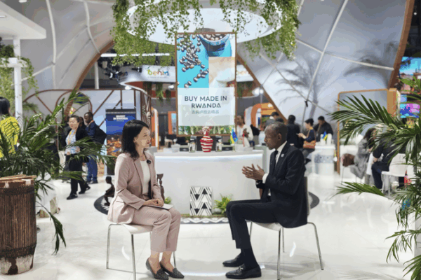 Rwandan_Coffee___Chili_Win_Over_Chinese_Shoppers_at_CIIE video poster