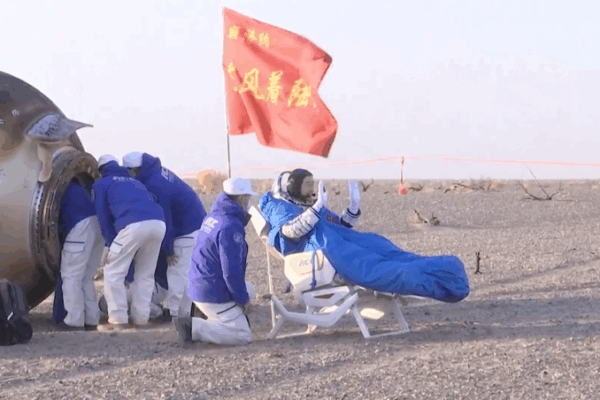 Shenzhou_20_Crew_s_Triumphant_Return_After_200_Day_Mission video poster