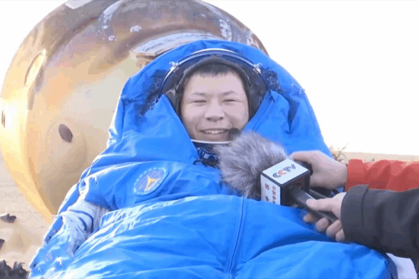 Third_Shenzhou_20_Astronaut_Wang_Jie_Steps_Out_After_Landing video poster
