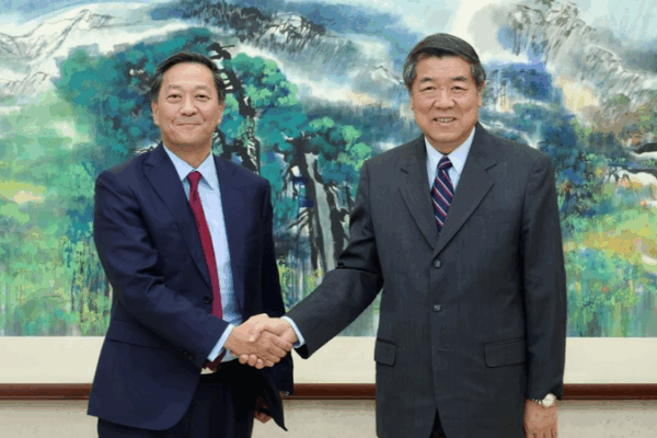 He Lifeng Meets KKR Co-CEO in Beijing: A Boost for Investment 🤝📈