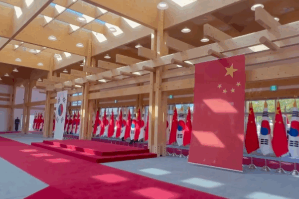 Xi_Jinping_Arrives_in_Gyeongju_for_Welcome_Ceremony_by_ROK_President video poster