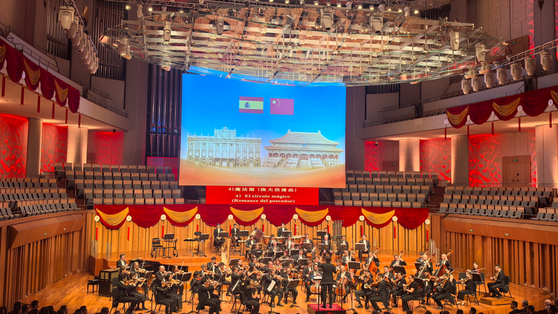 Xi_Jinping__Peng_Liyuan_and_Spanish_Royals_Attend_Spain_s_Royal_Theater_Concert_in_Beijing - News for amigos, by amigos Xi_Jinping__Peng_Liyuan_and_Spanish_Royals_Attend_Spain_s_Royal_Theater_Concert_in_Beijing