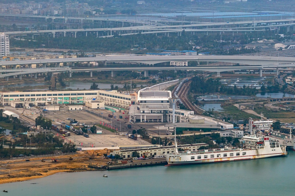 American_Vlogger_Highlights_Hainan_s_New_Customs_Reforms_to_Boost_Investment video poster