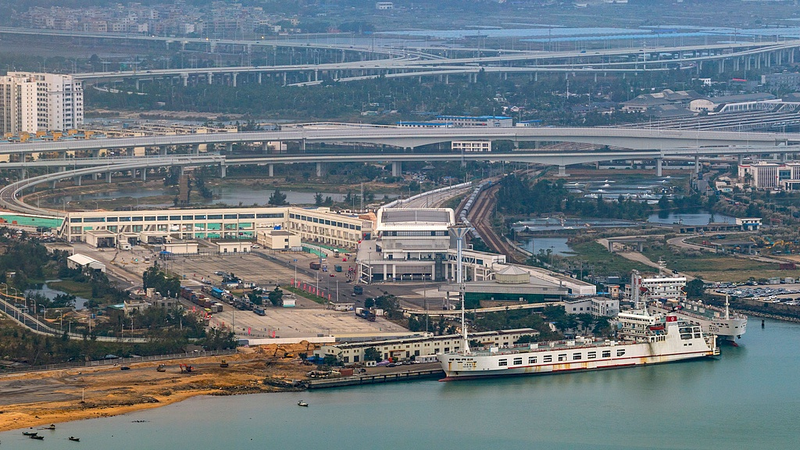 American_Vlogger_Highlights_Hainan_s_New_Customs_Reforms_to_Boost_Investment video poster