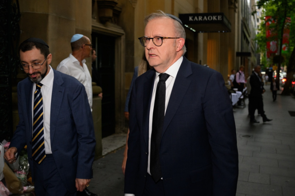 Australian_PM_Apologizes_to_Jewish_Community_After_Bondi_Beach_Shooting