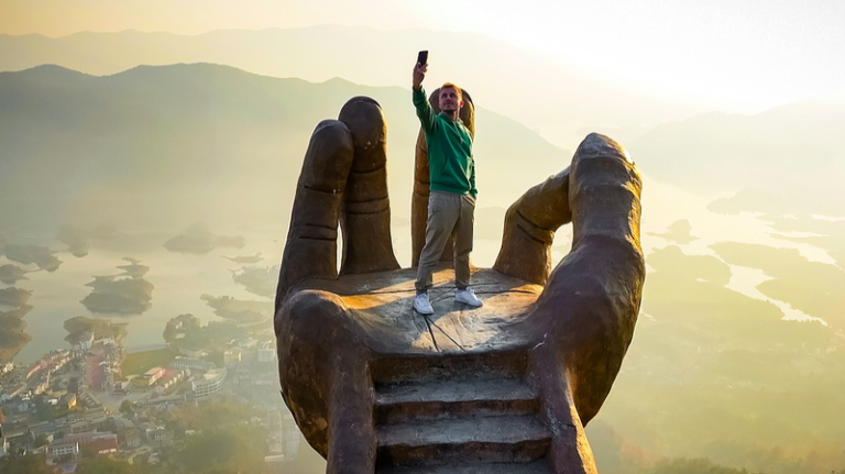 Hubei’s Buddha’s Hand Becomes International Photo Hit