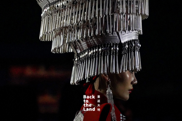 Daliangshan_s_Night_of_Yi_Aesthetics__Tradition_Meets_Modern_Runway