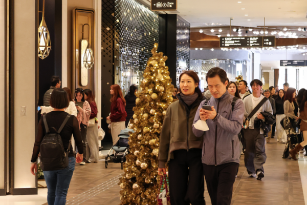 Festive_Holiday_Shopping_Heats_Up_in_Hong_Kong