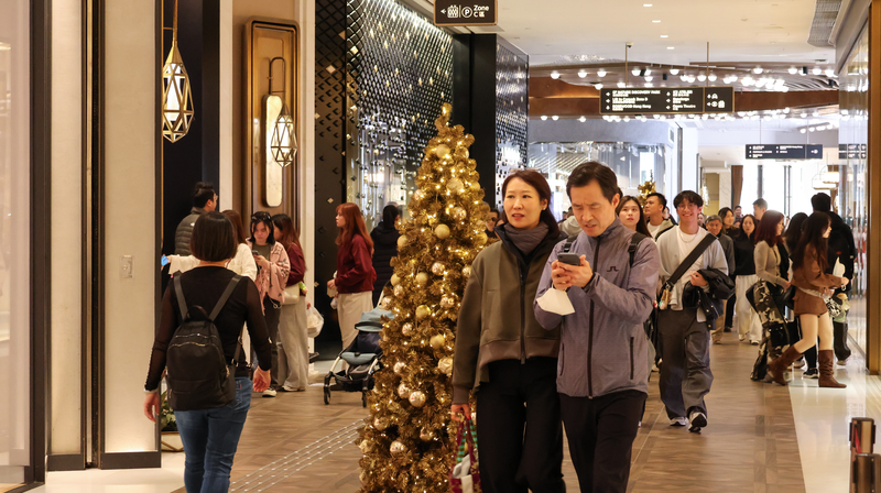 Festive_Holiday_Shopping_Heats_Up_in_Hong_Kong