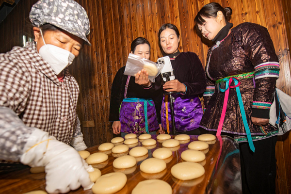 Guizhou_Village_Goes_Digital_with_New_Year_Rice_Cakes