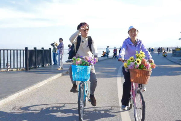 Lakeside_Cycling_Bliss_at_Dali_s_Erhai_Lake video poster