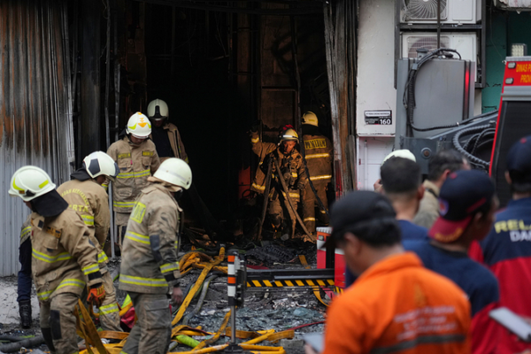 Massive_Fire_Rips_Through_Seven_Story_Office_Tower_in_Jakarta video poster