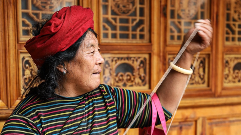Mosuo_Weaving__Matrilineal_Art_Woven_into_Daily_Life