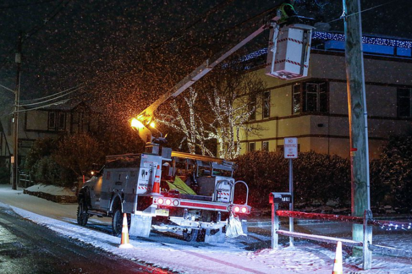 NYC_Snowstorm_Strands_1_700__Flights_Amid_Travel_Warnings video poster
