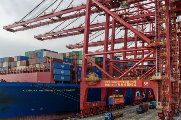 Ningbo_Zhoushan_Port_Hits_Record_4_000th_Container_of_2025 video poster