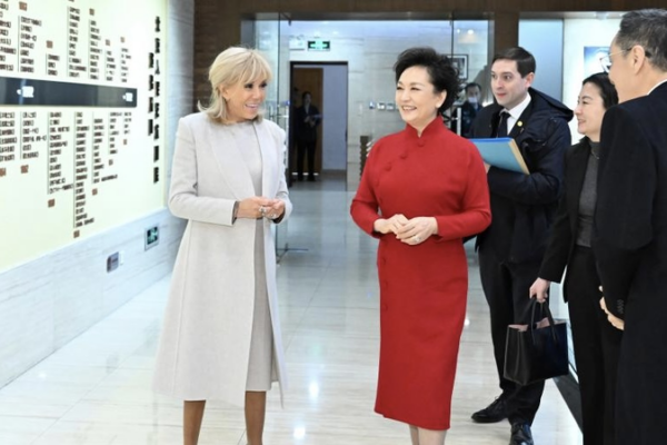Peng_Liyuan_and_Brigitte_Macron_Explore_Beijing_People_s_Art_Theatre video poster