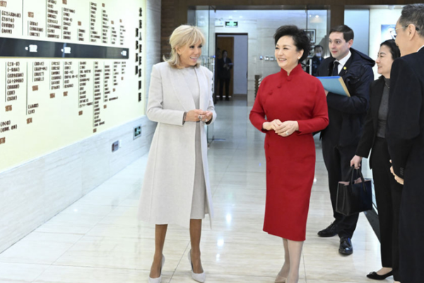 Peng_Liyuan_and_Brigitte_Macron_Spark_Cultural_Exchange_at_Beijing_Theatre