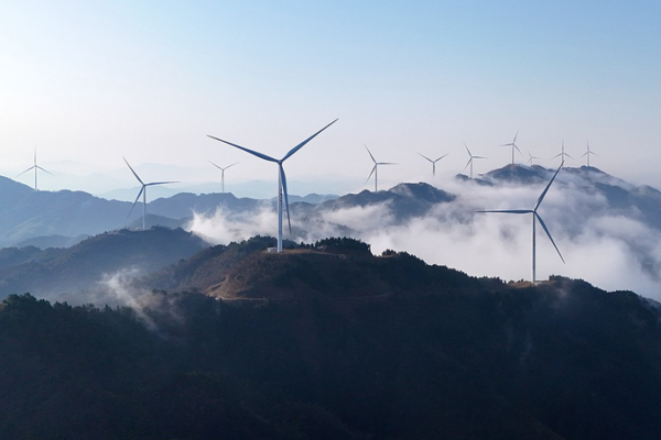 Renewable_Energy_Surge_Wins_2025_Breakthrough_Award_Led_by_the_Chinese_Mainland