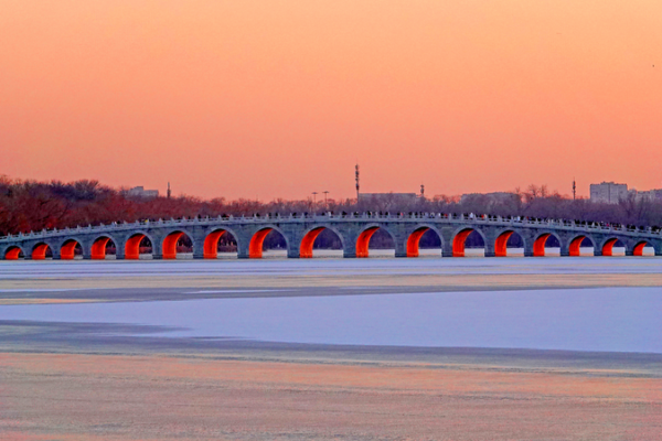 Sunset Magic: Beijing’s Summer Palace Bridge Glows on Winter Solstice