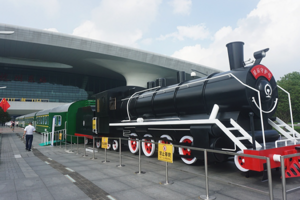Vintage_Train_in_Hangzhou_Offers_Free_Overnight_Shelter