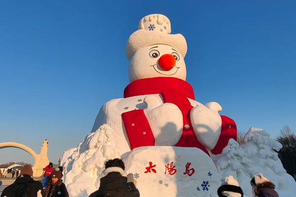 Harbin’s Giant Snowman Steals the Show at 38th Snow Sculpture Expo video poster