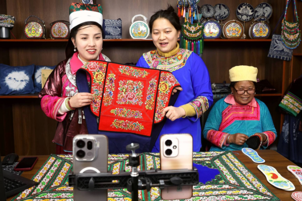 Live Shopping Revives Guizhou’s Miao & Dong Embroidery