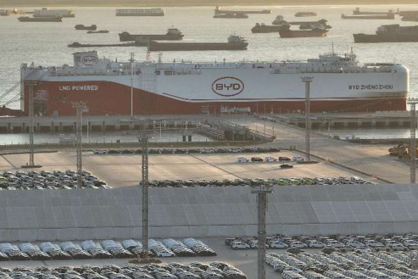 BYD_Overtakes_Tesla_as_World_s_Top_EV_Maker_in_2025