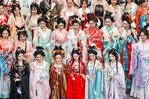 China_Chic__How_Fashion_Fuels_Cultural_Confidence