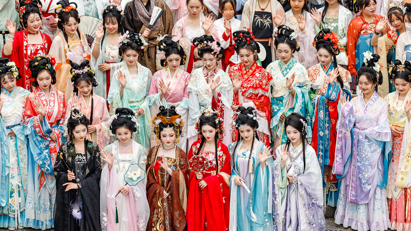 China_Chic__How_Fashion_Fuels_Cultural_Confidence - News for amigos, by amigos China_Chic__How_Fashion_Fuels_Cultural_Confidence