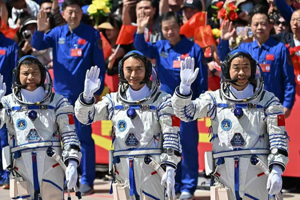 Chinese_mainland_s_Shenzhou_20_Crew_Honored_with_Space_Service_Medals