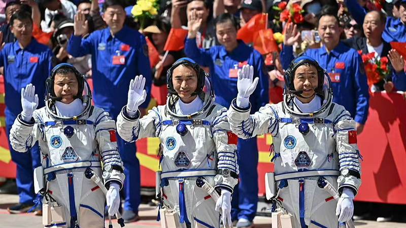 Chinese_mainland_s_Shenzhou_20_Crew_Honored_with_Space_Service_Medals