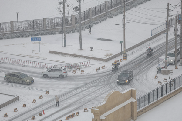 High_Tech_Heroes__Safeguarding_Lives___Traffic_in_Chinese_Mainland_Snowstorms