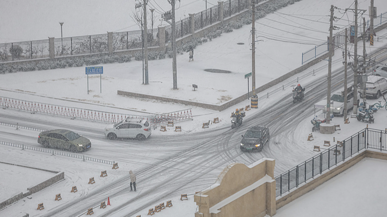 High_Tech_Heroes__Safeguarding_Lives___Traffic_in_Chinese_Mainland_Snowstorms