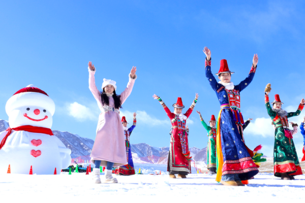 Ice_and_Snow_Feast_in_Qilian_Mountains_Dazzles_Tourists