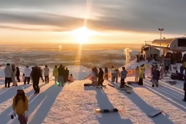 Xinjiang’s Snow Tourism Sparks Winter Economic Boom video poster