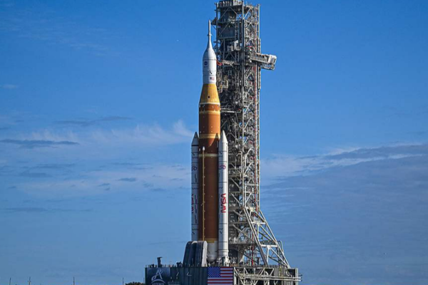 NASA_rolls_moon_rocket_to_pad_ahead_of_Artemis_2_launch