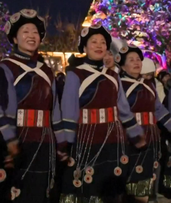 Naxi___Tourists_Dance_to_Welcome_2026_in_Lijiang_Old_Town video poster