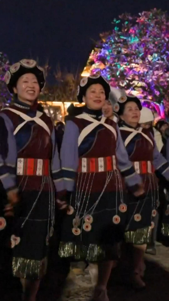Naxi___Tourists_Dance_to_Welcome_2026_in_Lijiang_Old_Town video poster
