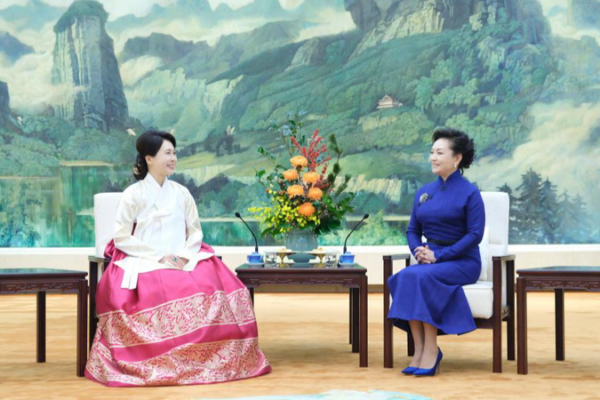 Peng_Liyuan_and_ROK_First_Lady_Bond_Over_Tea