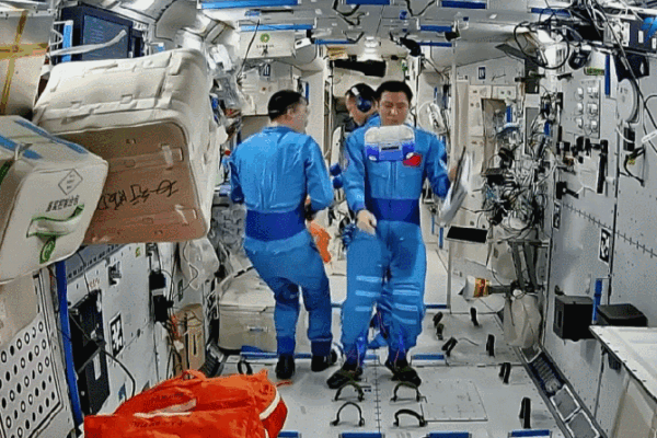 Shenzhou_21_Crew_Powers_Up_Experiments_80_Days_Into_Orbit