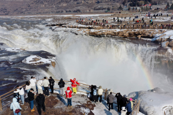 Snowfall_and_Rainbows_Dazzle_at_Hukou_Waterfall