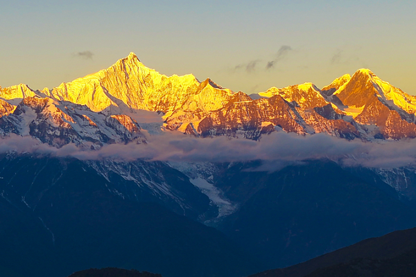 Sunlit_Golden_Peaks_Illuminate_Meili_Snow_Mountain_This_Winter